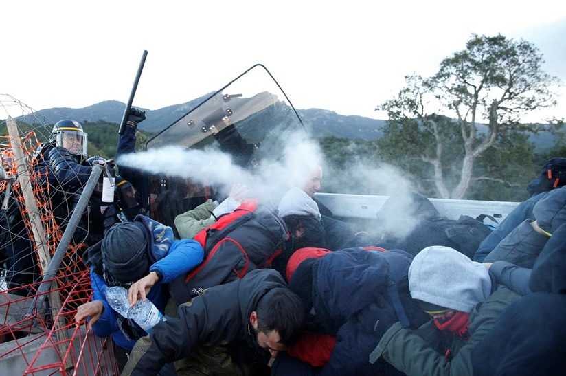 La Policía francesa expulsa a los manifestantes separatistas que bloquean un paso fronterizo entre España y Francia