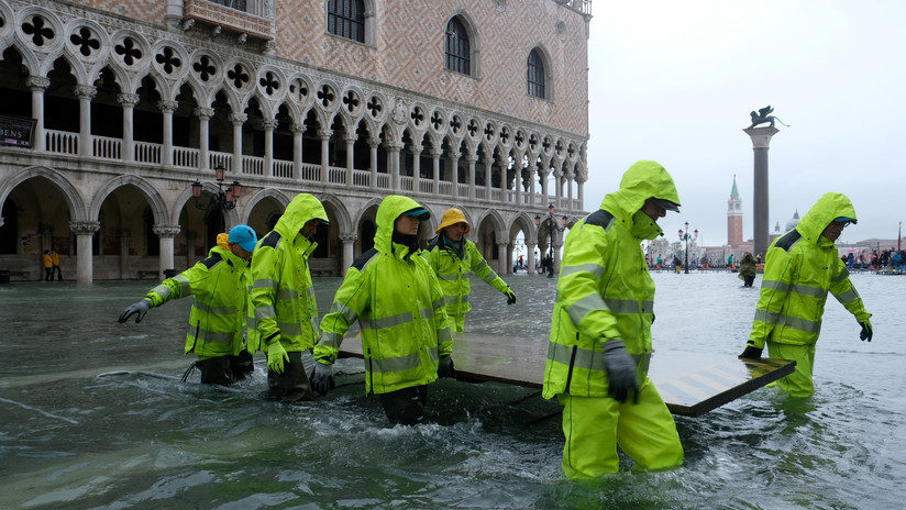 La Plaza de San Marcos, inundada tras el llamado 'acqua alta' en Venecia, Italia, el 12 de noviembre de 2019.