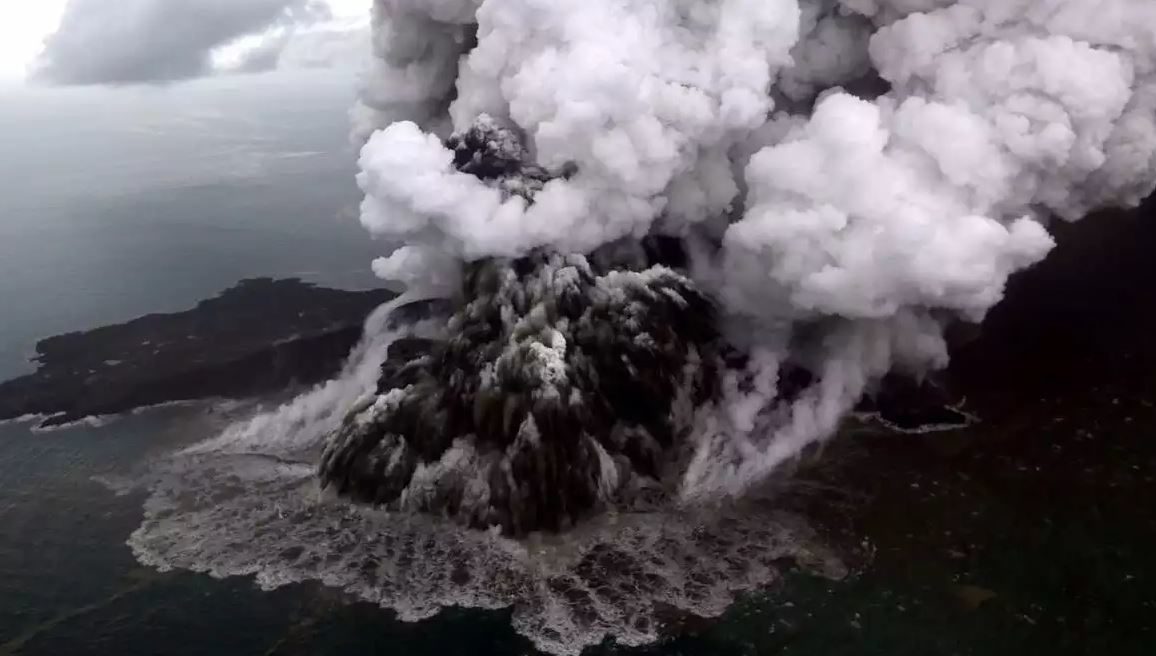 Una erupción submarina en el Cinturón del Fuego del Pacífico ha lanzado una isla flotante hacia Australia.