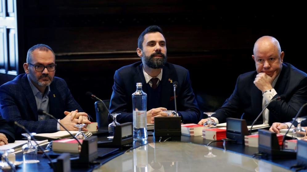 El presidente del Parlament, Roger Torrent (c), junto al vicepresidente primero Josep Costa (i), de JxCat, y el vicepresidente segundo, Joan García (d), de Cs. (EFE)
