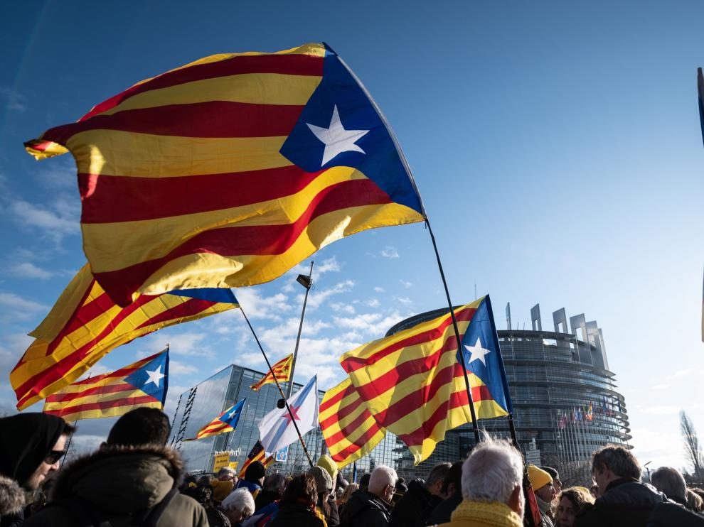 Pactos partidocráticos: La Justicia española cierra seis 'embajadas' catalanas mientras Pedro Sánchez permite abrir otras tres
