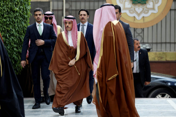 El Ministro de Exteriores de Arabia Saudí, el príncipe Faisal bin Farhan, acude a una reunión de ministros de la Liga Árabe en El Cairo. EFE