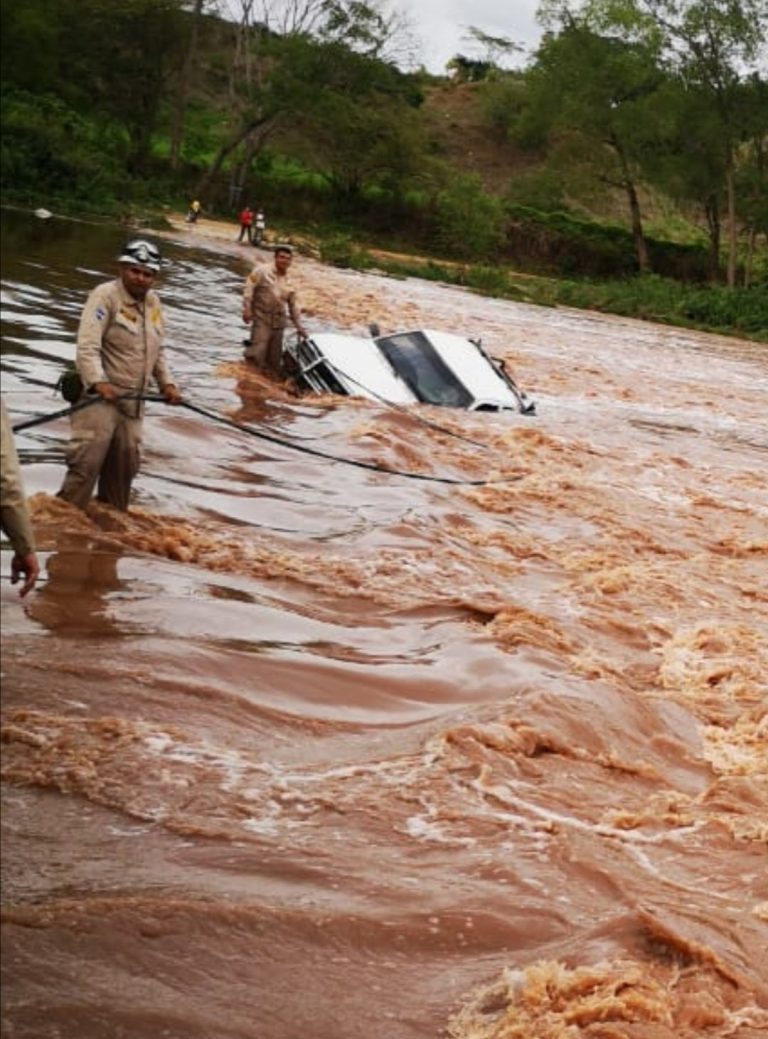 Flood rescue in Cantarranas, Honduras, May 2020.