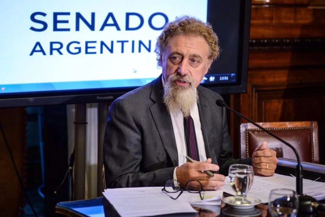 Senador argentino advirtió sobre “los riesgos de una internet libre” y propuso debatir la regulación de plataformas digitales