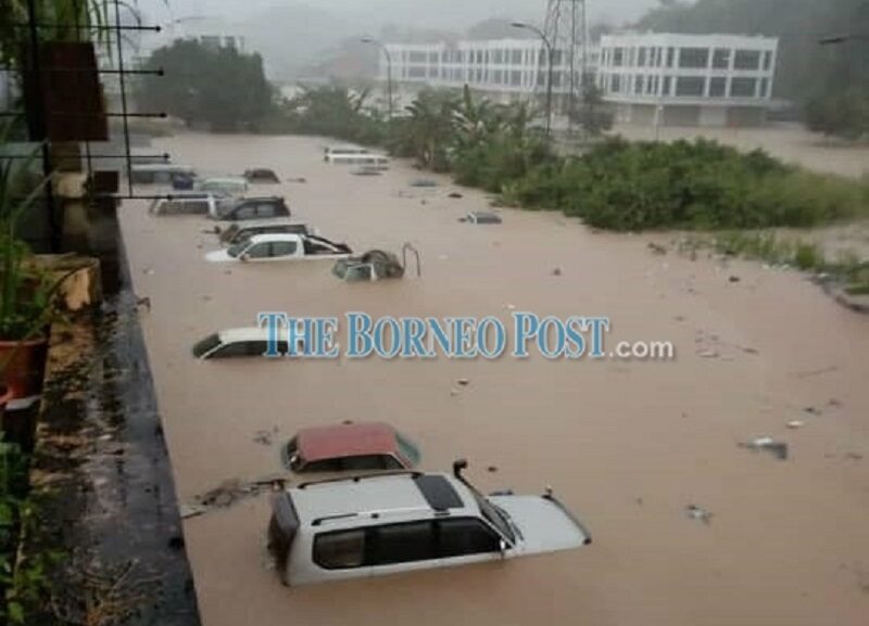 Giling at Jalan Telipok-Tuaran is inundated by floodwater.