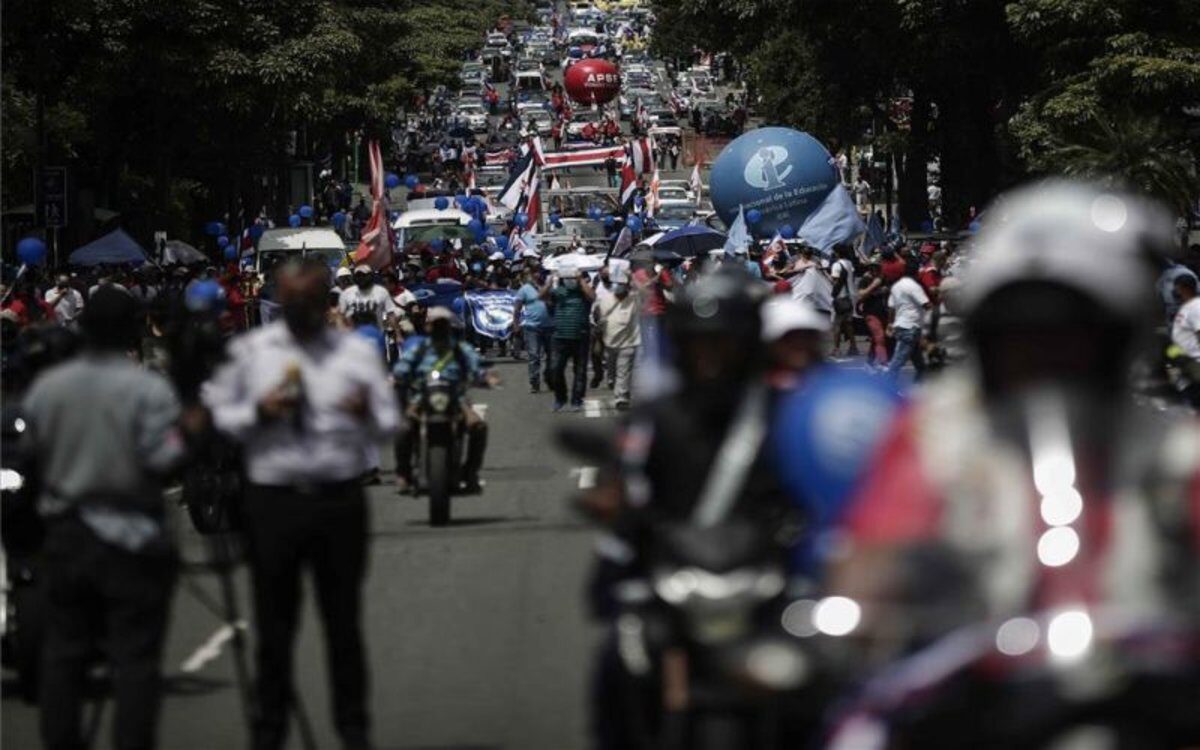 La Policía en Costa Rica usa gases para dispersar manifestaciones contra acuerdo con el FMI