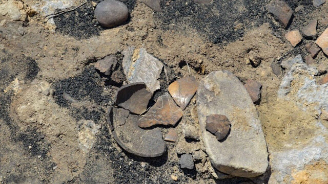 Fragmentos de alfarería y herramientas de piedra encontrados en el montículo del asentamiento de Provadiya