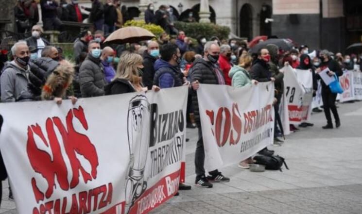 Los hosteleros se han manifestado esta mañana frente al Tribunal Superior de Justicia del País Vasco.