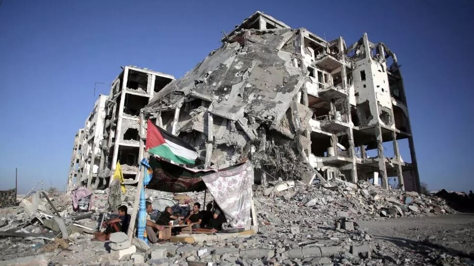 Supervivientes palestinos a los bombardeos ordenados por Israel en Gaza en el 2014.