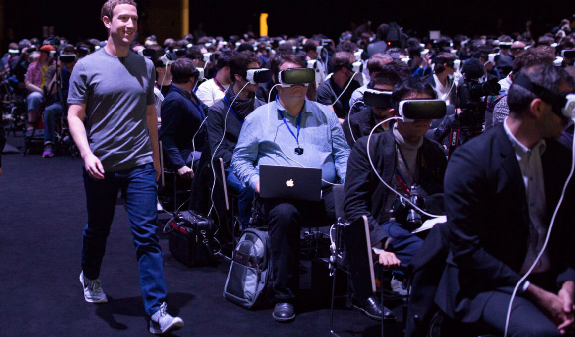 Mark Zuckerberg camina entre los asistentes a una conferencia sobre RV en Barcelona (España) en 2016
