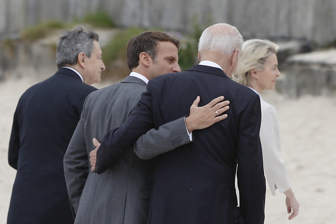 G7 hug macron biden