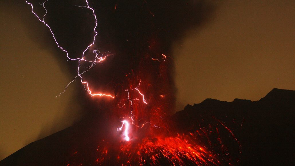 Clic para aumentar Lightning flashes and ash and lava spew as Sakurajima volcano erupts in Japan