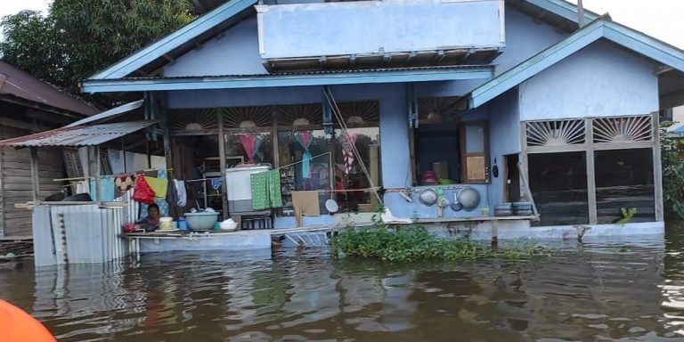 Floods in Sekandau Regency, West Kalimantan Province, 24 October 2021.