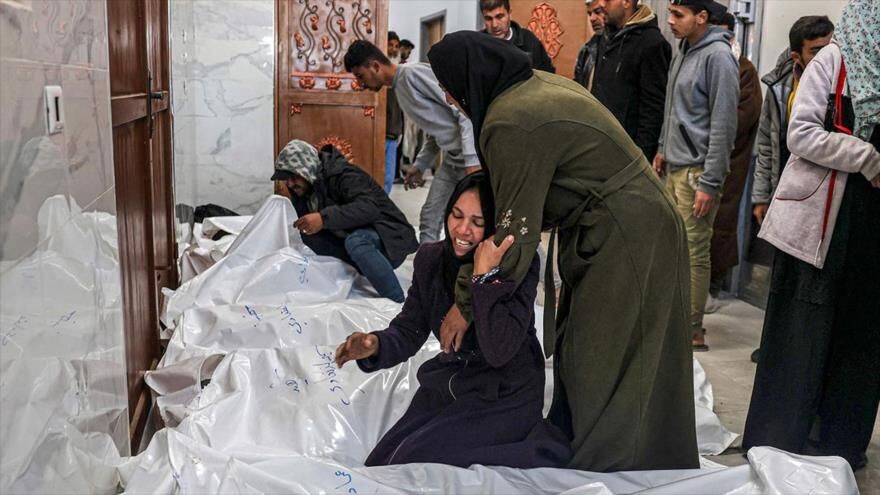 Palestinos lloran sobre el cuerpo de unos familiares