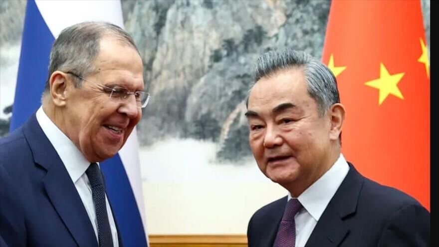 El canciller ruso, Serguéi Lavrov, (izq.) y El canciller chino, Wang Y, durante una conversación en Beijing, China, 9 de abril de 2024.