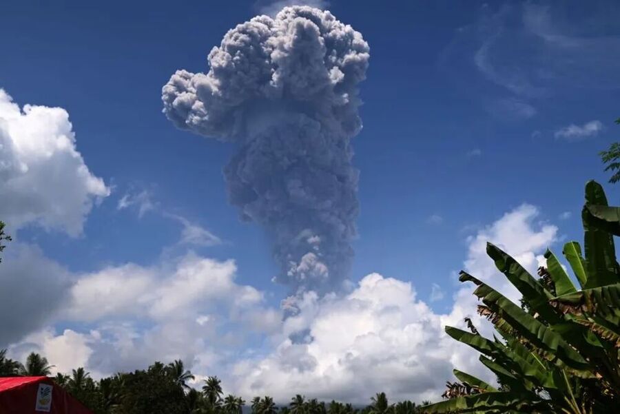 El volcán Ibu vuelve a entrar en erupción en Indonesia.