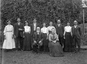 Miembros de las familias Bales y England, granjeros de old Row River Valley (principios del siglo XX)