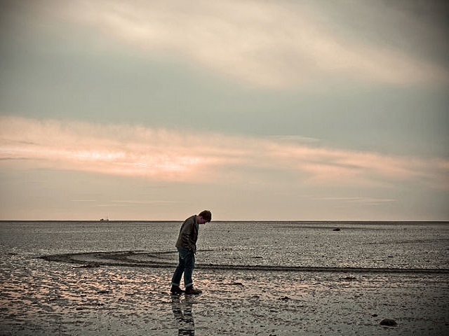 Hombre solitario playa