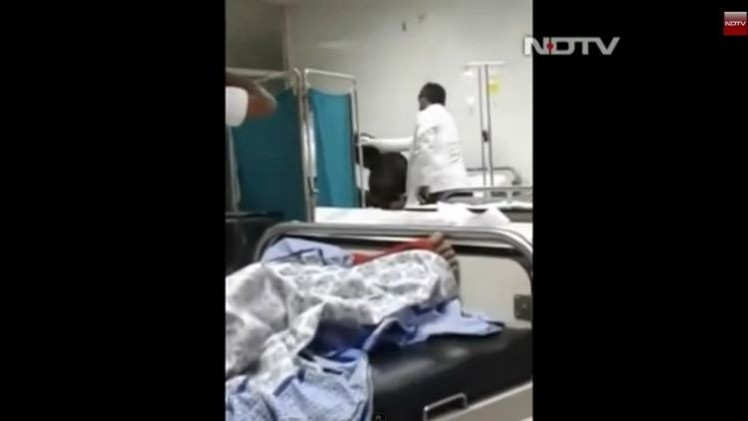 medico golpea paciente doctor punches patient