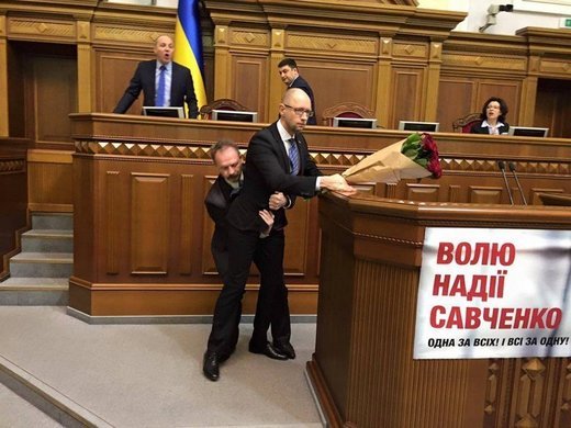 diputado agarra a ministro yatseniuk