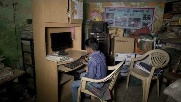 niños en india capacitación para periódico o diario