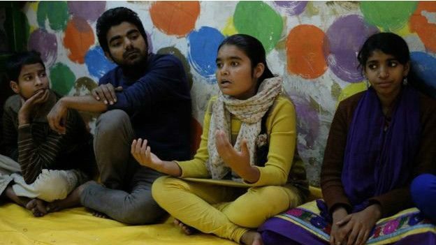 niños india discuten linea editorial periódico