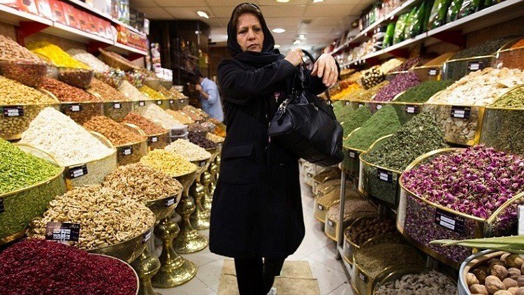 Una mujer camina por una tienda en un bazar de Teherán / Reuters