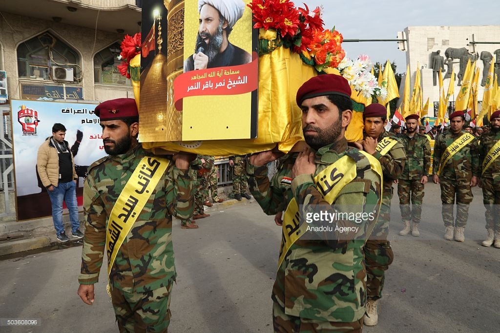 Manifestantes llevan el ataúd simbólico de Nimr Baqir al- Nimr durante una protesta contra la ejecución de éste prominente clérigo chiíta por las autoridades saudíes, en la plaza Tahrir de Bagdad, Irak. 6 de enero del 2016.