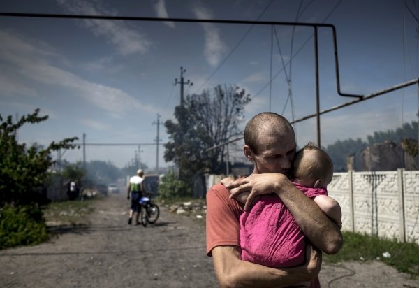  Habitantes de la stanitsa Luganskaya después de los bombardeos aéreos de las Fuerzas Armadas de Ucrania