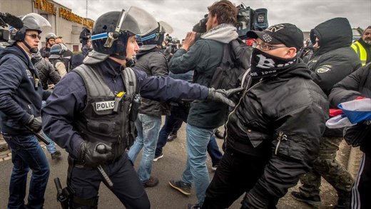 Choques entre las fuerzas de la Policía y manifestantes en Calais (norte de Francia), donde se ha celebrado una protesta antinmigrantes convocada por el movimiento islamófobo alemán Pegida, 6 de febrero de 2016.