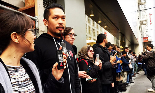 Manifestación en la Apple Store de San Francisco en contra el dictamen de la jueza federal Sheri Pym para 
