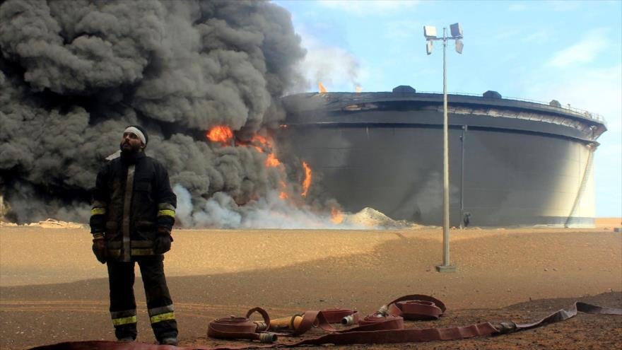De una instalación petrolera libia se elevan las llamas y el humo, tras el ataque del grupo terrorista EIIL (Daesh, en árabe) en el norte de Libia. 23 de enero de 2016