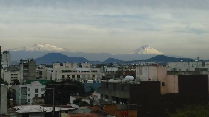 El volcán Popocatépetl emitió antes del medio día del viernes vapor de agua y gases. 