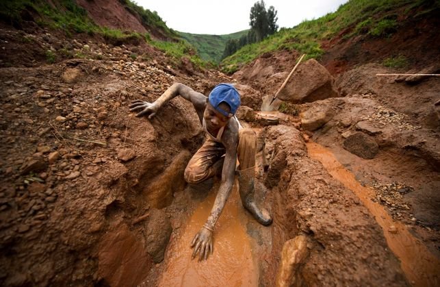 Trabajo de los mineros que extraen coltan del la mina de Senator Edouard Mwangachuchu en North Kivu (RDC) 