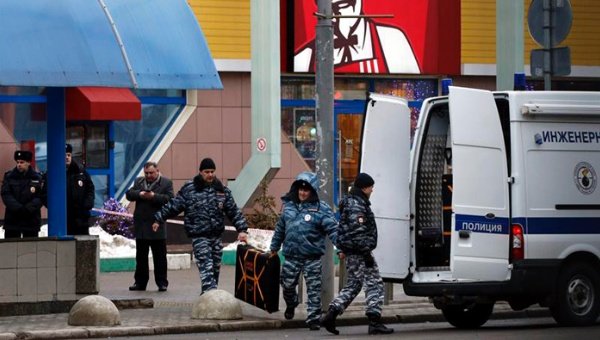 Policias rusos rodean la estación del metro Oktyabrskoe Pole, donde fue detenida la asesina de la niña.
