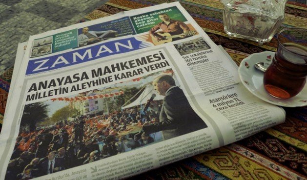 Primera plana del diario Zaman tras ser intervenido. En la foto el presidente Recep Tayyip Erdoğan.