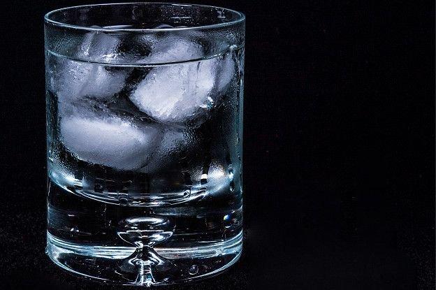 vaso de agua con hielo