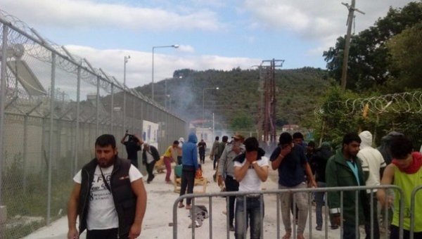 Represión gases lacrimógenos en campo de refugiados Grecia