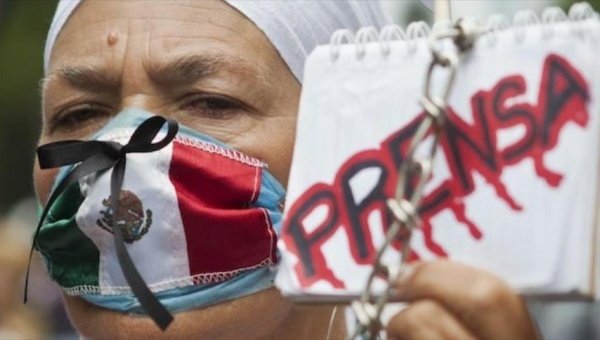 Mujer sostiene cartel Prensa sangre muertes periodistas