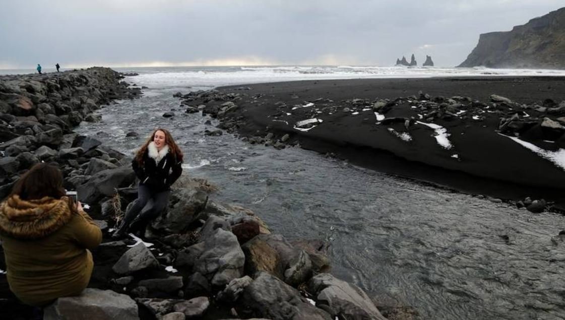 La playa de arena negra de Vik, en Islandia