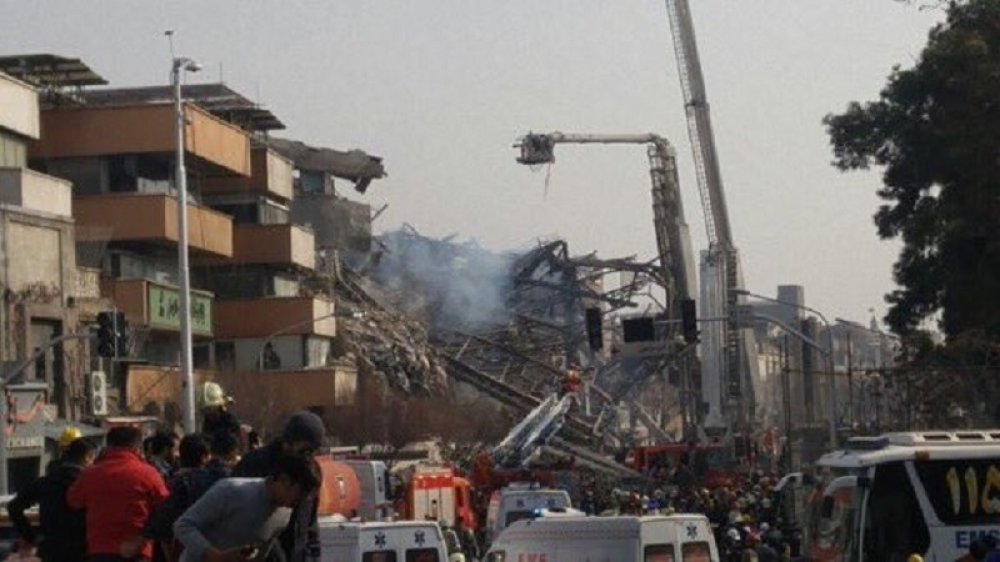 Nakon razornog požara urušila se zgrada shopping centra u Teheranu