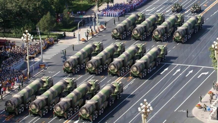 Sistemas de misiles intercontinentales del Ejército chino tipo DF-41 en un desfile militar.