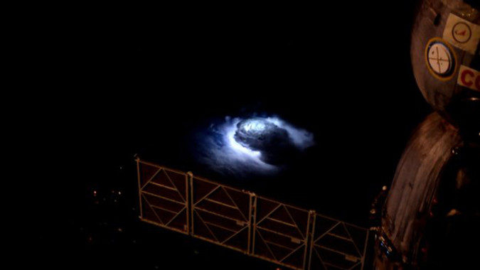 Chorros azules captados desde la estación espacial /