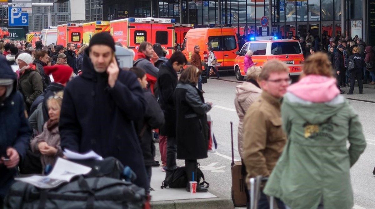 Bomberos y pasajeros evacuados del aeropuerto de Hamburgo