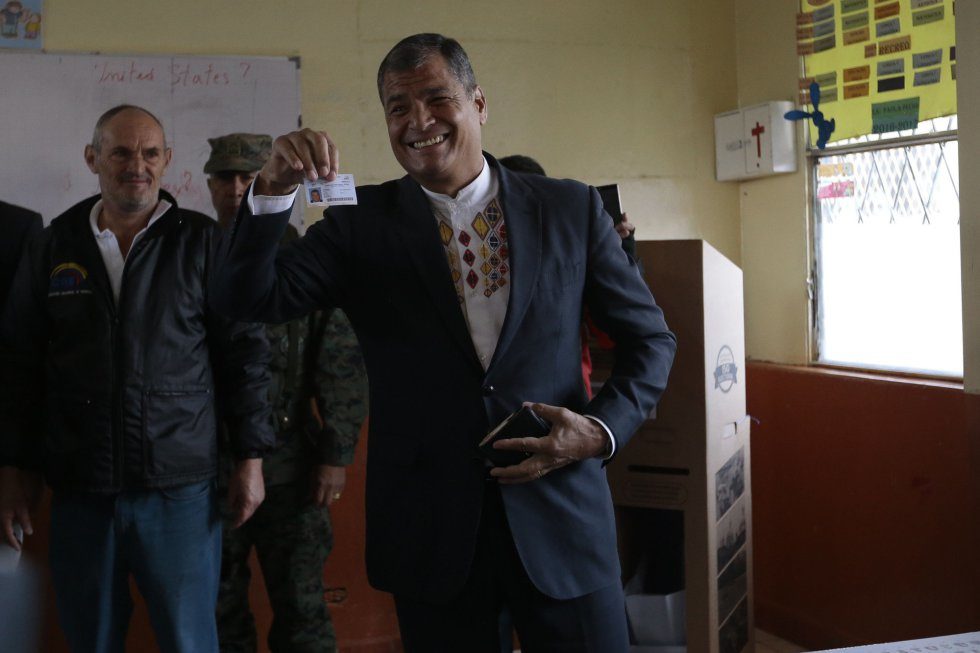 Rafael Correa ejerce su derecho a votar