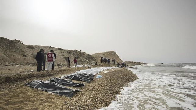 Cooperantes de la Media Luna Roja hallan 74 cadáveres de inmigrantes frente a la costa de Libia 