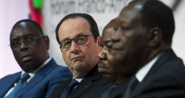 François Hollande rodeado de los líderes africanos durante un foro económico en París. 