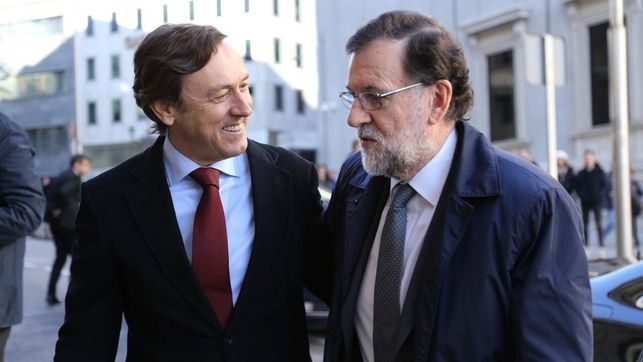 Rafael Hernando y Mariano Rajoy. 