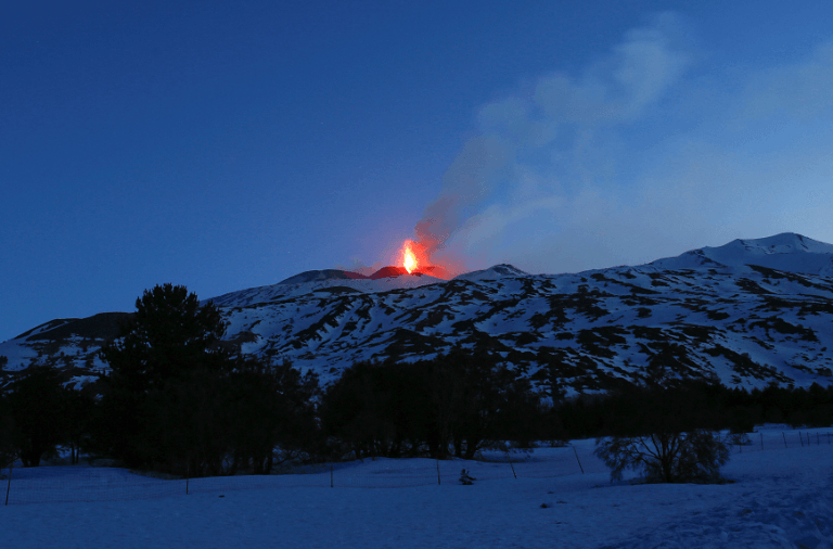 Vista de la erupción del volcán Etna en Sicilia, Italia.