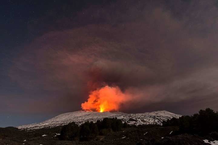 El Etna, entre la nieve y el fuego. / AP 
